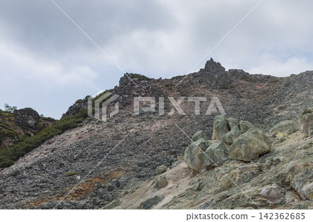 日本北海道倭子利町的阿托薩努普利（硫磺山）崎嶇山坡 142362685