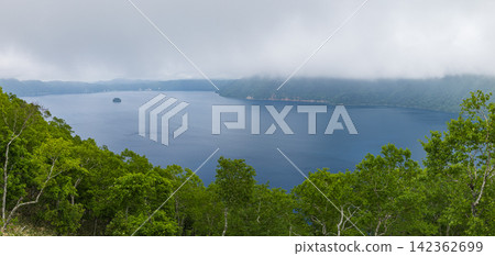 從日本北海道勅使利町的摩週第一展望台眺望摩週湖,當時天空陰雲密布。 從日本北海道勅使利町的摩週第一展望台眺望摩週湖,當時天空陰雲密布。 142362699
