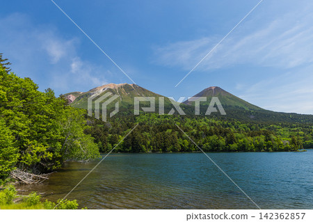 從日本北海道足所町的御奈都觀景台上可以看到美寒山、阿寒富士山和禦奈都湖。 從日本北海道足所町的御奈都觀景台上可以看到美寒山、阿寒富士山和禦奈都湖。 142362857
