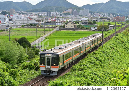 Kiha 75 series diesel railcar, 3-car train bound for Gifu Kiha 75 series diesel railcar, 3-car train bound for Gifu 142363127