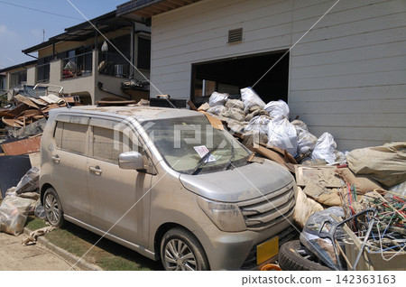 日本西部地區房屋因暴雨受損,汽車被泥漿覆蓋,垃圾成堆。 日本西部地區房屋因暴雨受損,汽車被泥漿覆蓋,垃圾成堆。 142363163
