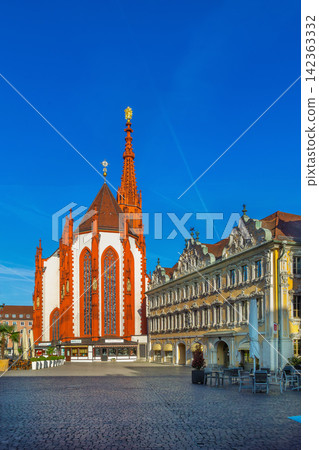 Scenic view of Oberer Markt square with Marienkapelle and Falkenhaus in Wurzburg Germany. Historic old town under clear blue sky Scenic view of Oberer Markt square with Marienkapelle and Falkenhaus in Wurzburg Germany. Historic old town under clear blue sky 142363332
