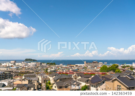 神奈川縣:日本城市景觀一瞥-橫須賀沿海住宅區在明媚夏日的天空下(2026年8月) 神奈川縣:日本城市景觀一瞥-橫須賀沿海住宅區在明媚夏日的天空下(2026年8月) 142363459