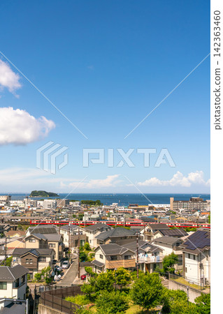 神奈川縣:日本城市景觀一瞥-橫須賀沿海住宅區在明媚夏日的天空下(2026年8月) 神奈川縣:日本城市景觀一瞥-橫須賀沿海住宅區在明媚夏日的天空下(2026年8月) 142363460
