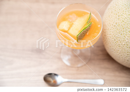 甜瓜和自製甜瓜果凍甜點,用湯匙盛裝。 甜瓜和自製甜瓜果凍甜點,用湯匙盛裝。 142363572