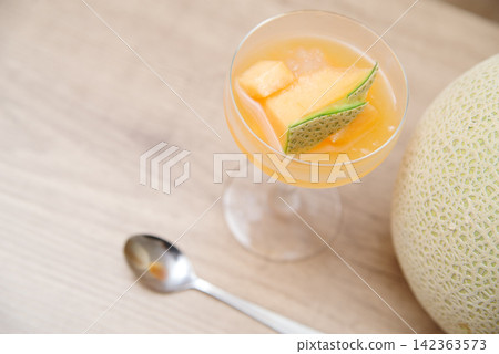 甜瓜和自製甜瓜果凍甜點,用湯匙盛裝。 甜瓜和自製甜瓜果凍甜點,用湯匙盛裝。 142363573