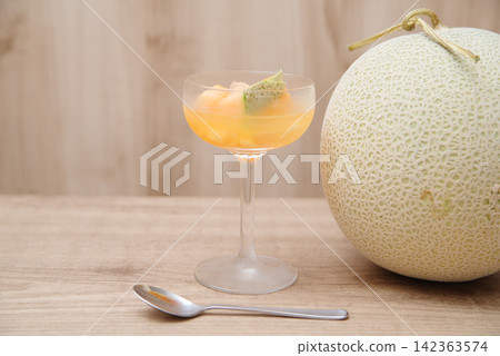 甜瓜和自製甜瓜果凍甜點,用湯匙盛裝。 甜瓜和自製甜瓜果凍甜點,用湯匙盛裝。 142363574