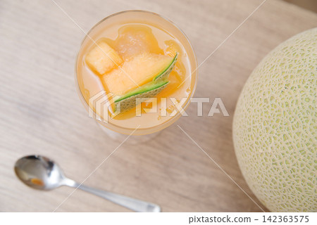 甜瓜和自製甜瓜果凍甜點,用湯匙盛裝。 甜瓜和自製甜瓜果凍甜點,用湯匙盛裝。 142363575