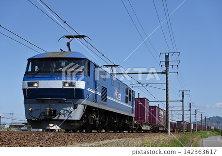 EF210型桃太郎號114次列車正在東海道本線運行。 EF210型桃太郎號114次列車正在東海道本線運行。 142363617