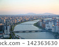 信濃川、磐梯橋和新潟市沐浴在夕陽之中。 142363630