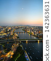 信件濃川、磐梯橋和新潟市的夜景。 142363631