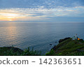 海角上，日落和燈塔 142363651