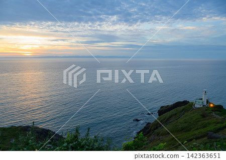 海角上,日落和燈塔 海角上,日落和燈塔 142363651