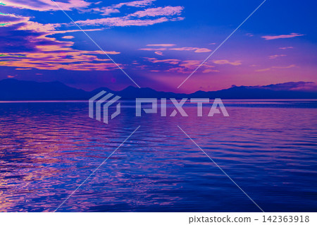 Lake where the setting sun goes down Lake where the setting sun goes down 142363918