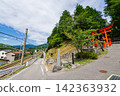 The red first torii gate of Yabuhara Shrine and the JR Chuo Main Line (Yabuhara-juku, Kiso-gun, Nagano Prefecture) 142363932