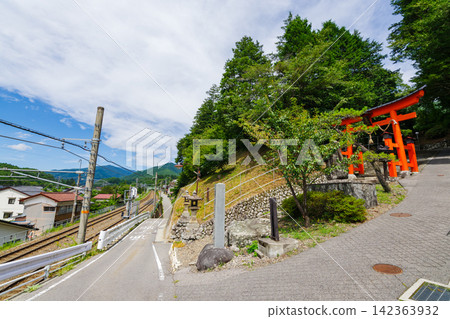 藪原神社的紅色第一鳥居和JR中央本線（長野縣木曾郡藪原宿） 142363932