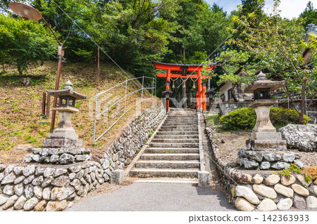 The red first torii gate of Yabuhara Shrine (Yabuhara-juku, Kiso-mura, Kiso-gun, Nagano Prefecture) The red first torii gate of Yabuhara Shrine (Yabuhara-juku, Kiso-mura, Kiso-gun, Nagano Prefecture) 142363933