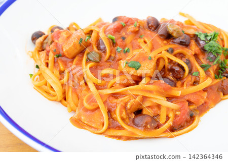Delicious tuna and tomato sauce linguine Delicious tuna and tomato sauce linguine 142364346
