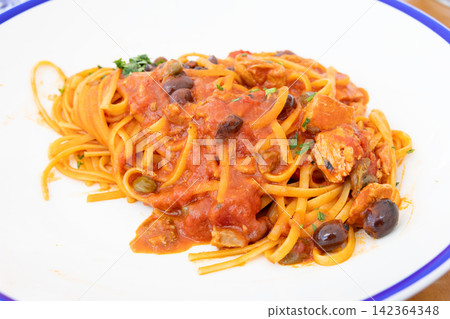 Delicious tuna and tomato sauce linguine Delicious tuna and tomato sauce linguine 142364348