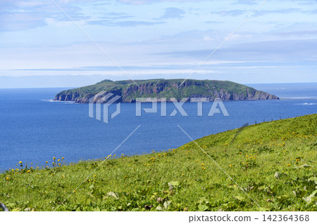 北海道厚岸町的綾目原，以及漂浮在太平洋上的大黑島。 142364368