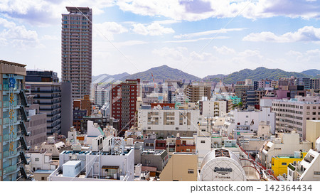 神戶市在藍天青山的襯托下徐徐展開。 神戶市在藍天青山的襯托下徐徐展開。 142364434