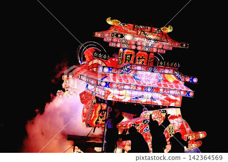 夜晚,燈籠亮了起來。 夜晚,燈籠亮了起來。 142364569