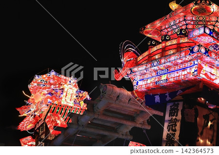 夜晚點亮的耀高燈籠 夜晚點亮的耀高燈籠 142364573