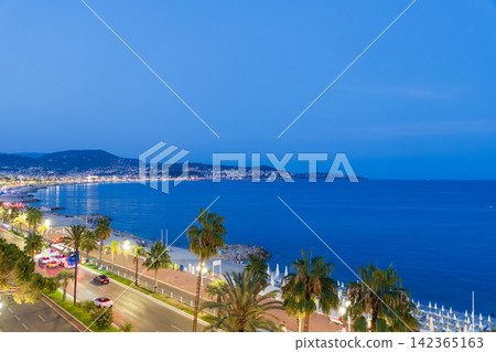 盛夏時節,法國南部尼斯的夜景海景。 盛夏時節,法國南部尼斯的夜景海景。 142365163