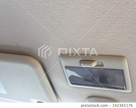 車內照明燈和頂棚 142365176