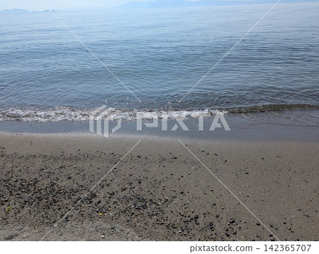 浪潮在沙灘上擊敗 浪潮在沙灘上擊敗 142365707