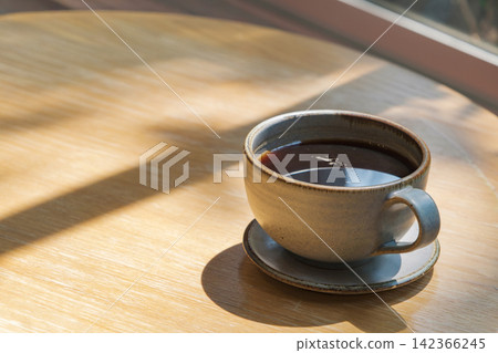 hot black coffee on the wooden table at cafe hot black coffee on the wooden table at cafe 142366245