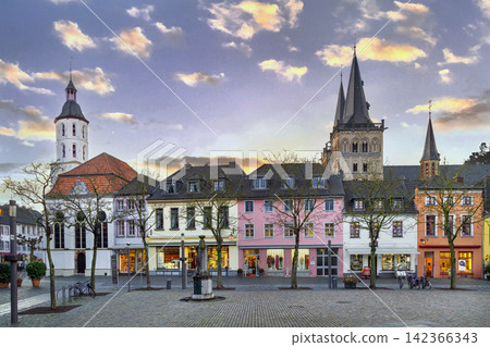 Historic houses on main square with Xanten Cathedral behind, Germany. Sunset sky with warm evening light 142366343
