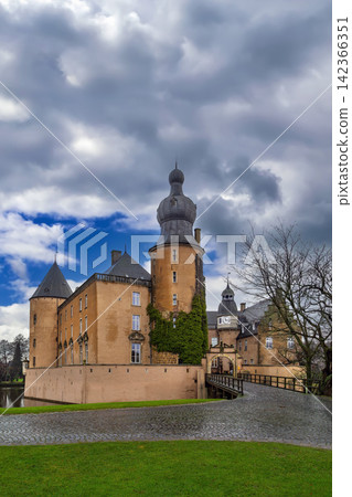 Island castle of Gemen stands surrounded by water in Borken, Germany. Winter day with partly cloudy sky Island castle of Gemen stands surrounded by water in Borken, Germany. Winter day with partly cloudy sky 142366351