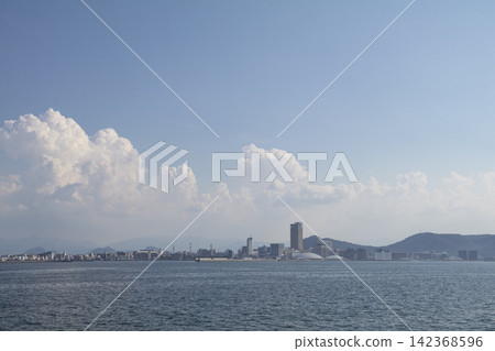 從海上看到的高松市 從海上看到的高松市 142368596