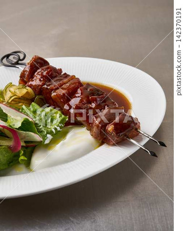 beef, salad, vegetable 142370191