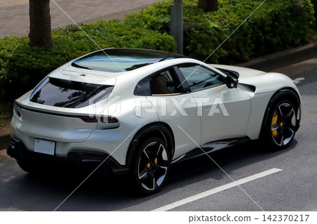 義大利製的白色跑車 142370217