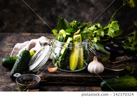 Preparation of marinated salty pickled cucumbers Preparation of marinated salty pickled cucumbers 142370324