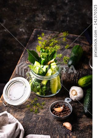 Preparation of marinated salty pickled cucumbers Preparation of marinated salty pickled cucumbers 142370325