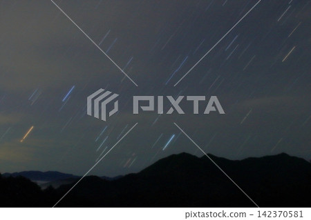 野瀨川村:透過雲層瞥見夏夜星空。 野瀨川村:透過雲層瞥見夏夜星空。 142370581