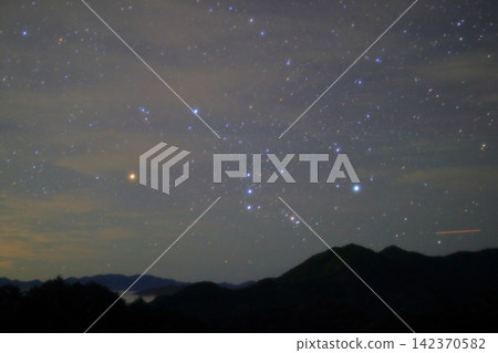 野瀨川村：透過雲層瞥見夏夜星空。 142370582