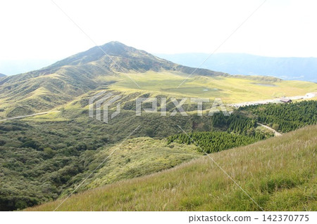 阿蘇五峰、草千里濱、草千里展望台、阿蘇山、熊本縣、藍天、廣大草原、壯麗景色、自然環境、背景素材 阿蘇五峰、草千里濱、草千里展望台、阿蘇山、熊本縣、藍天、廣大草原、壯麗景色、自然環境、背景素材 142370775