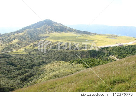 阿蘇五峰、草千里濱、草千里展望台、阿蘇山、熊本縣、藍天、廣大草原、壯麗景色、自然環境、背景素材 阿蘇五峰、草千里濱、草千里展望台、阿蘇山、熊本縣、藍天、廣大草原、壯麗景色、自然環境、背景素材 142370776