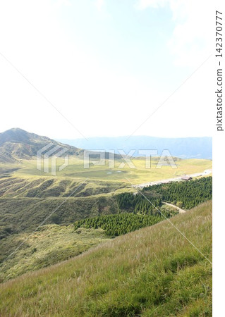 阿蘇五峰、草千里濱、草千里展望台、阿蘇山、熊本縣、藍天、廣大草原、壯麗景色、自然環境、背景素材 阿蘇五峰、草千里濱、草千里展望台、阿蘇山、熊本縣、藍天、廣大草原、壯麗景色、自然環境、背景素材 142370777