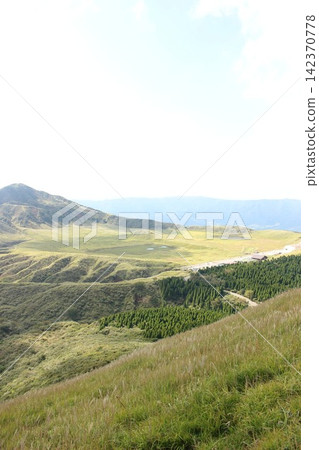 阿蘇五峰、草千里濱、草千里展望台、阿蘇山、熊本縣、藍天、廣大草原、壯麗景色、自然環境、背景素材 阿蘇五峰、草千里濱、草千里展望台、阿蘇山、熊本縣、藍天、廣大草原、壯麗景色、自然環境、背景素材 142370778