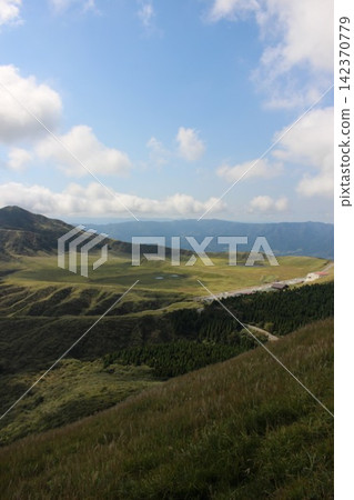 阿蘇五峰、草千里濱、草千里展望台、阿蘇山、熊本縣、藍天、廣大草原、壯麗景色、自然環境、背景素材 阿蘇五峰、草千里濱、草千里展望台、阿蘇山、熊本縣、藍天、廣大草原、壯麗景色、自然環境、背景素材 142370779