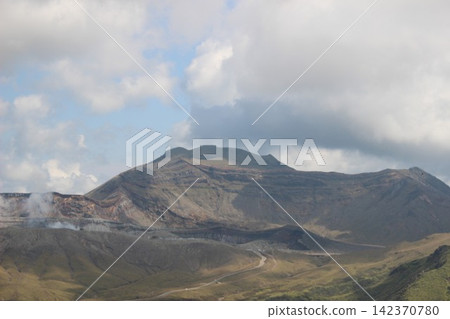 阿蘇五峰、草千里濱、草千里展望台、阿蘇山、熊本縣、藍天、廣大草原、壯麗景色、自然環境、背景素材 阿蘇五峰、草千里濱、草千里展望台、阿蘇山、熊本縣、藍天、廣大草原、壯麗景色、自然環境、背景素材 142370780