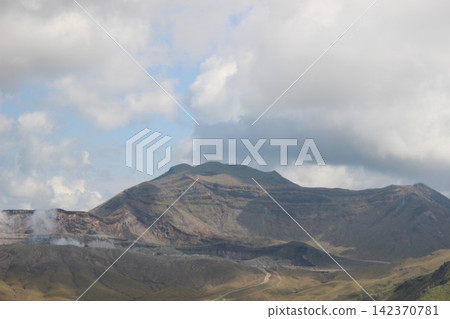 阿蘇五峰、草千里濱、草千里展望台、阿蘇山、熊本縣、藍天、廣大草原、壯麗景色、自然環境、背景素材 阿蘇五峰、草千里濱、草千里展望台、阿蘇山、熊本縣、藍天、廣大草原、壯麗景色、自然環境、背景素材 142370781