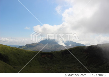 The wind sweeping across the land and the majestic Aso Five Peaks. A beautiful blue world revealed by the Earth, viewed from Kusasenri. The wind sweeping across the land and the majestic Aso Five Peaks. A beautiful blue world revealed by the Earth, viewed from Kusasenri. 142370832