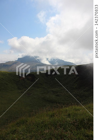 The wind sweeping across the land and the majestic Aso Five Peaks. A beautiful blue world revealed by the Earth, viewed from Kusasenri. The wind sweeping across the land and the majestic Aso Five Peaks. A beautiful blue world revealed by the Earth, viewed from Kusasenri. 142370833