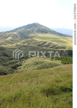 The wind sweeping across the land and the majestic Aso Five Peaks. A beautiful blue world revealed by the Earth, viewed from Kusasenri. The wind sweeping across the land and the majestic Aso Five Peaks. A beautiful blue world revealed by the Earth, viewed from Kusasenri. 142370843